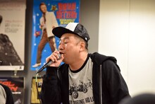 熱唱するレイザーラモンRG。