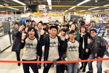 「RGツーリングクラブ」のDVDとグッズの発売記念イベントを行ったレイザーラモンRG（中央）。