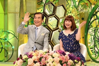 「新婚さんいらっしゃい！」司会の桂文枝と山瀬まみ（左から）。