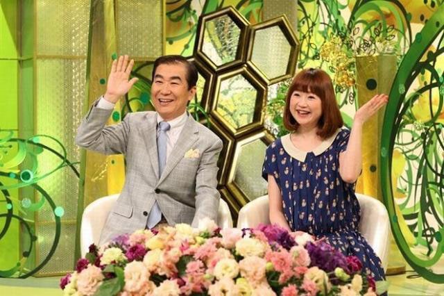 「新婚さんいらっしゃい！」司会の桂文枝と山瀬まみ（左から）。