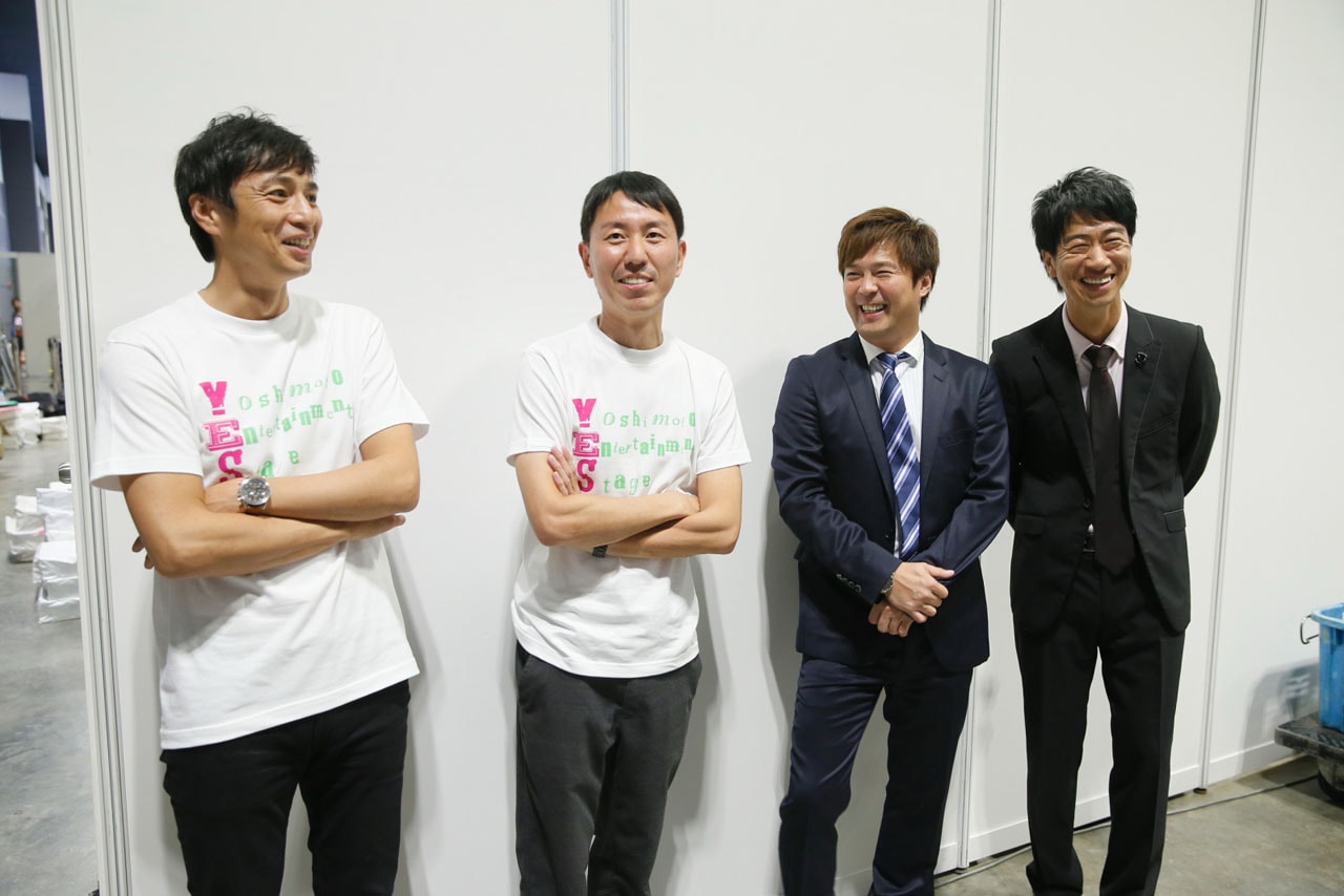 MCを務めたチュートリアルと、英語で漫才を披露したテンダラー。