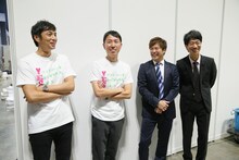 MCを務めたチュートリアルと、英語で漫才を披露したテンダラー。