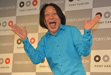 囲み取材に登場した永野。