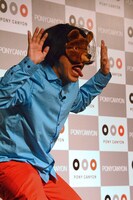 代表ネタ「クマさん応援大会」を披露する永野。