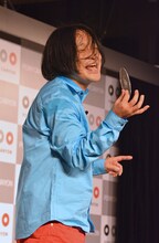 自信の新ネタ「事件の手がかりとなるディスクを見せびらかすだけ見せびらかして颯爽と消える人」を演じる永野。