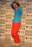 囲み取材に登場した永野。