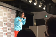 「DVD予約者限定 単独ライブ」で永野が「ゴッホとピカソに捧げる歌」を歌う様子。