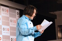 ネタ帳を確認する永野。