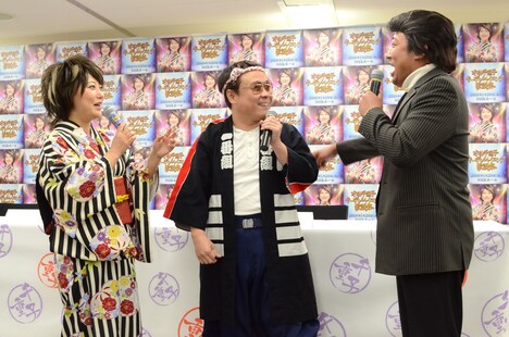 会見にやって来た八公太郎（中央）と倉たけし（右）。