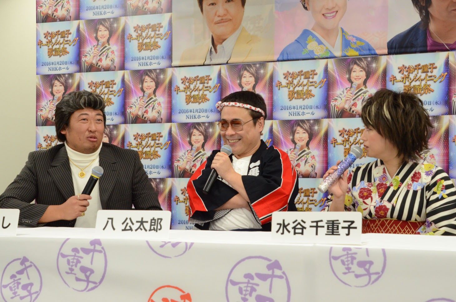 会見の様子。