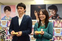 豆腐割りを行う（左から）倉たけし、八公太郎、水谷千重子。