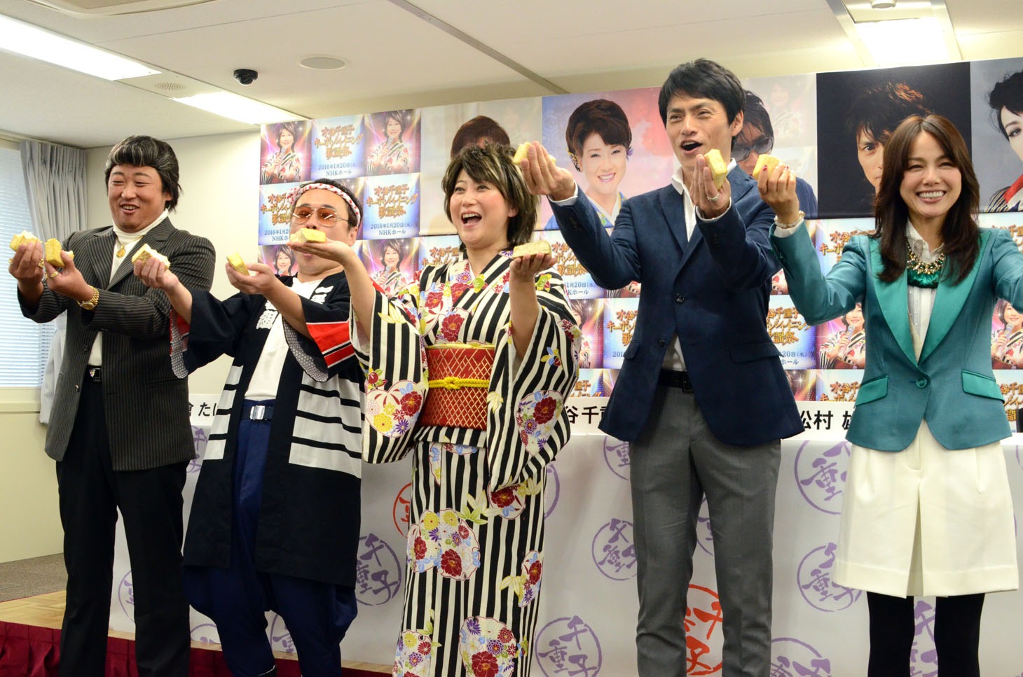 豆腐割りでイベントの成功を祈願する（左から）倉たけし、八公太郎、水谷千重子、松村雄基、相川七瀬。