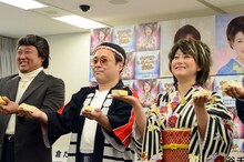 豆腐割りを行う（左から）松村雄基と相川七瀬。