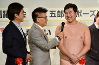 生島ヒロシ（中央）のインタビューに応じるとにかく明るい安村（右）。