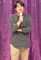 新設定について説明する佐久間宣行プロデューサー。