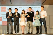 「第8回 ペアレンティングアワード」の受賞者たち。FUJIWARA藤本は左から2番目。