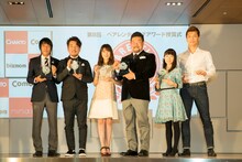 「第8回 ペアレンティングアワード」の受賞者たち。FUJIWARA藤本は左から2番目。