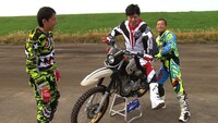 オフロードレースのレッスンを受けるチュートリアル福田（左）。(c)BS11