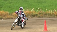 オフロードレースのレッスンを受けるチュートリアル福田。(c)BS11
