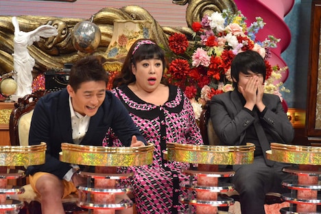 左からスピードワゴン井戸田、森公美子、ウーマンラッシュアワー村本。(c)読売テレビ