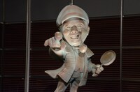 「ガースー黒光り探偵事務所」のモニュメント。