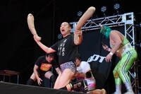 「松竹vsよしもと全面戦争」の様子。(c)DDTプロレスリング