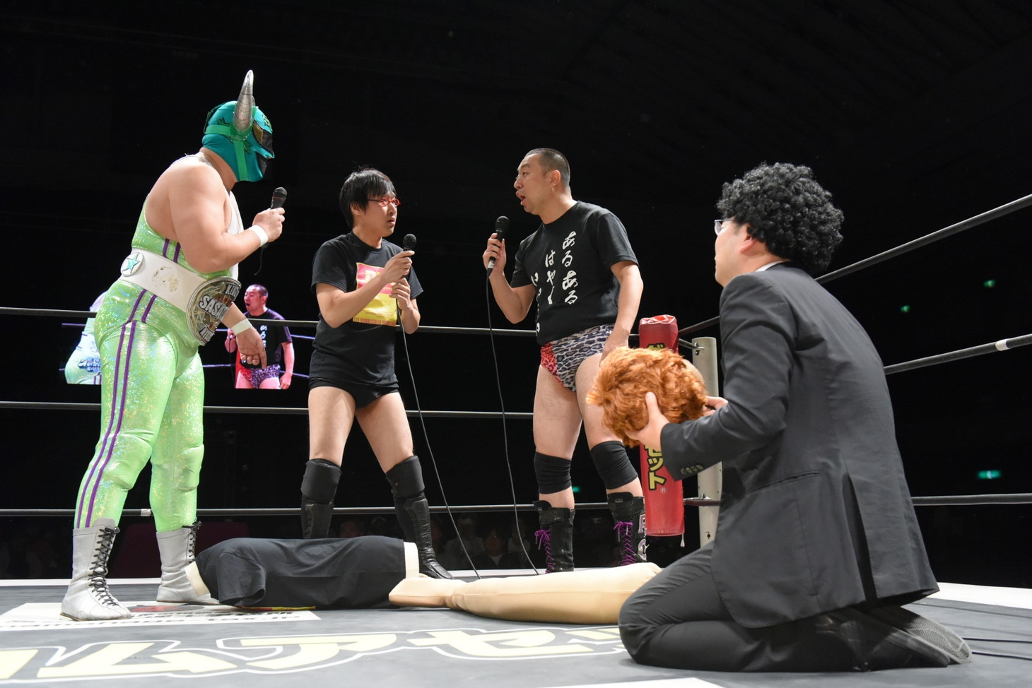 「松竹vsよしもと全面戦争」の様子。(c)DDTプロレスリング