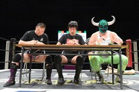 大喜利を繰り広げる（左から）レイザーラモンRG、南海キャンディーズ山里、スーパー・ササダンゴ・マシン。(c)DDTプロレスリング