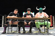 大喜利を繰り広げる（左から）レイザーラモンRG、南海キャンディーズ山里、スーパー・ササダンゴ・マシン。(c)DDTプロレスリング