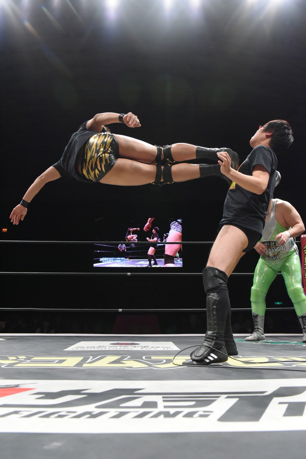 「松竹vsよしもと全面戦争」の様子。(c)DDTプロレスリング