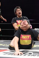 南海キャンディーズ山里にキャメルクラッチを決めるてのりタイガー渡瀬。