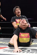 南海キャンディーズ山里にキャメルクラッチを決めるてのりタイガー渡瀬。