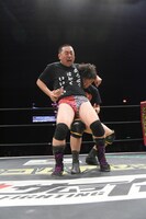 「松竹vsよしもと全面戦争」の様子。(c)DDTプロレスリング