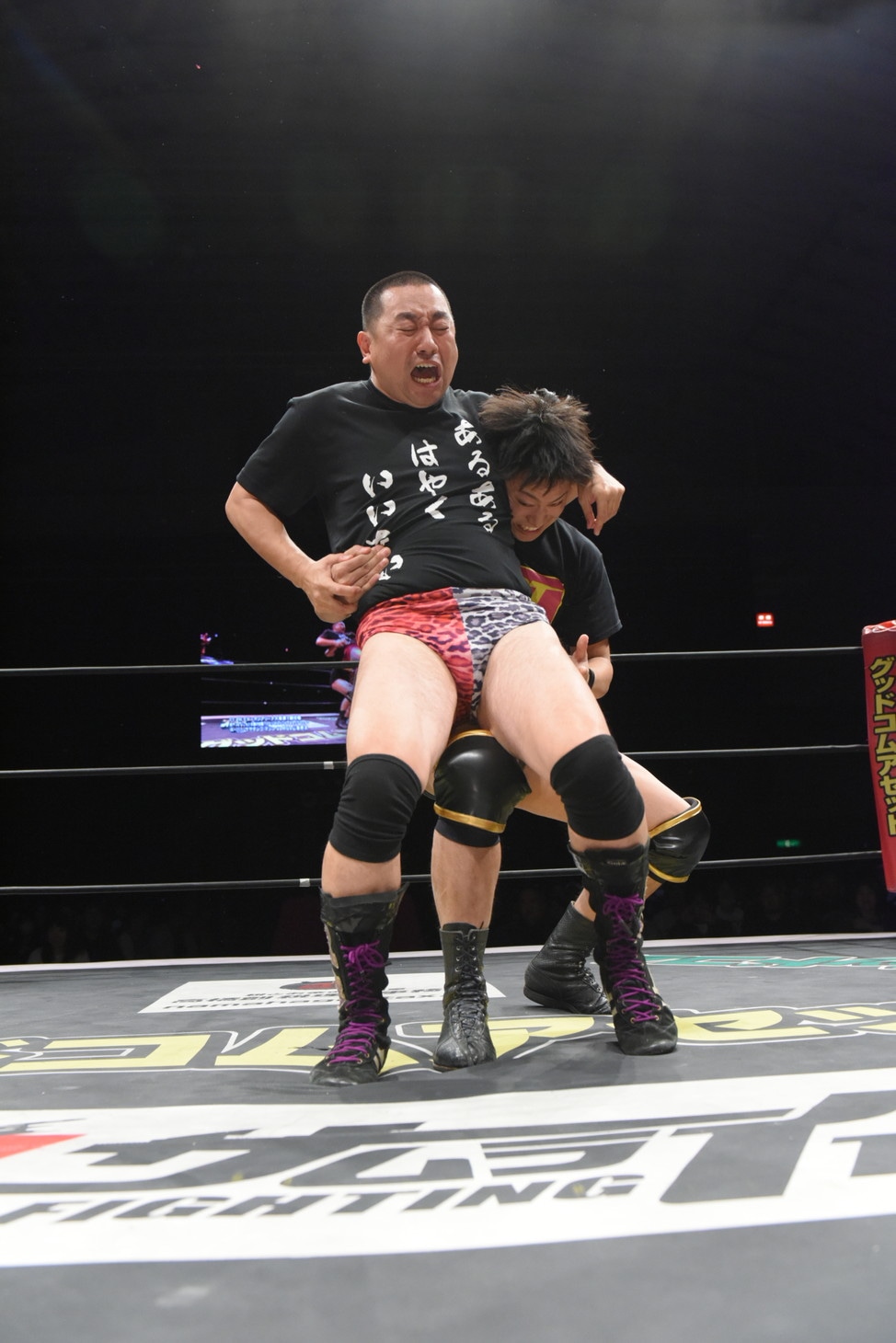 「松竹vsよしもと全面戦争」の様子。(c)DDTプロレスリング