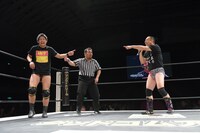 「松竹vsよしもと全面戦争」の様子。(c)DDTプロレスリング