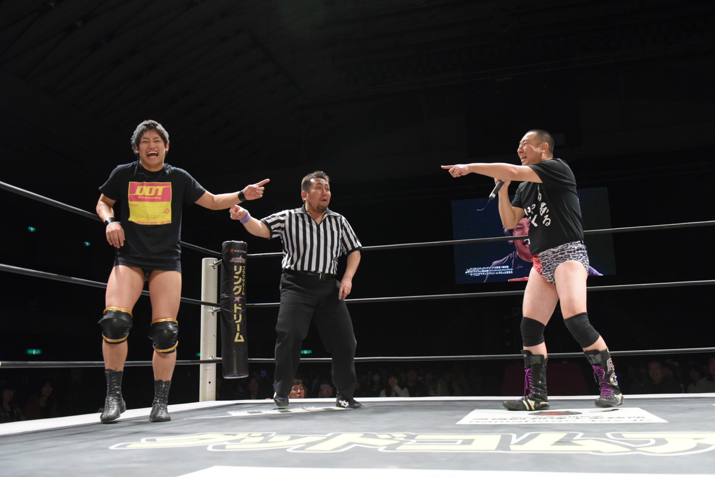 「松竹vsよしもと全面戦争」の様子。(c)DDTプロレスリング