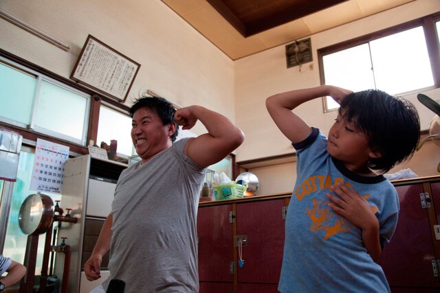 映画「鉄の子」に出演するスギちゃん（左）。