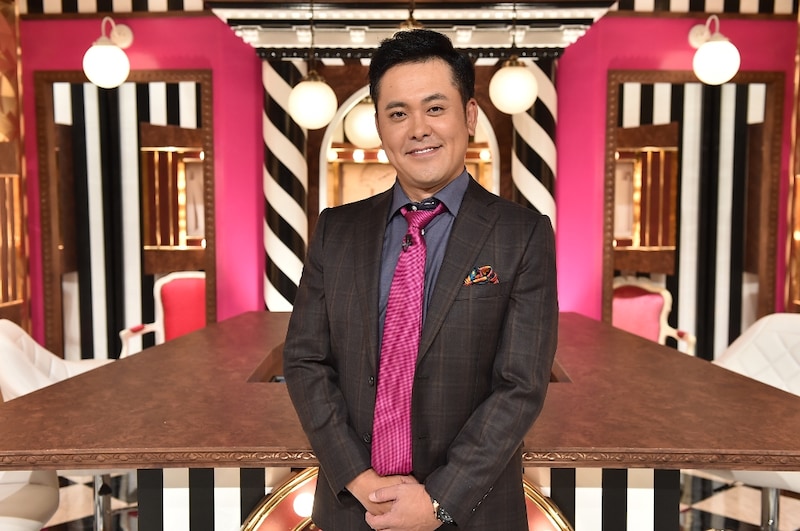 「アリよりのアリ」MCのくりぃむしちゅー有田。(c)TBS