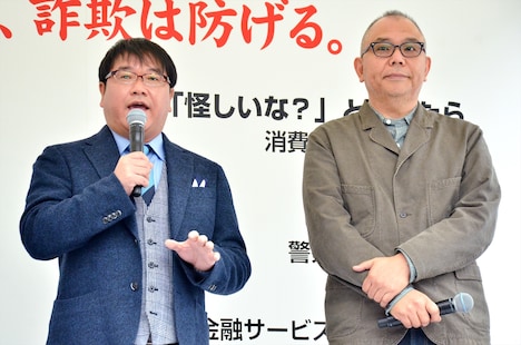 （左から）カンニング竹山と、Web動画の監督を務めた犬童一心。