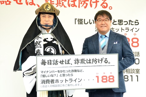 （左から）松平健とカンニング竹山。