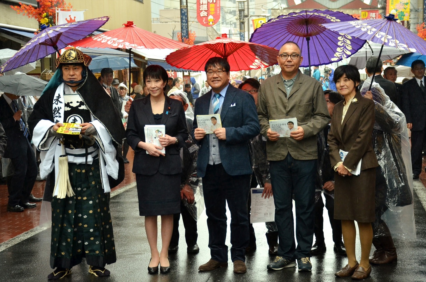 高齢者詐欺被害の未然防止を啓発するべく、巣鴨地蔵通り商店街を練り歩いたカンニング竹山（中央）ら。