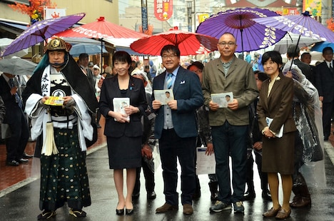 高齢者詐欺被害の未然防止を啓発するべく、巣鴨地蔵通り商店街を練り歩いたカンニング竹山（中央）ら。