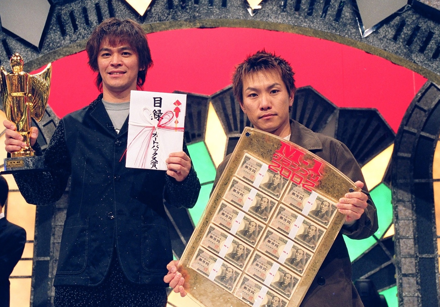 「M-1グランプリ」2002年チャンピオンのますだおかだ。(c)ABC