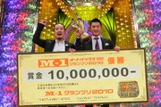 「M-1グランプリ」2010年チャンピオンの笑い飯。(c)ABC