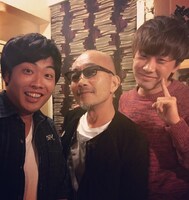 左からスクールゾーン俵山、竹中直人、スクールゾーン橋本。