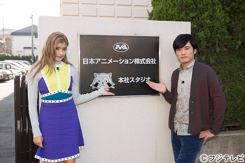 「映画ちびまる子ちゃん」公開記念特別番組「たびまる子ちゃん」に出演する劇団ひとりとローラ（左）。(c)フジテレビ