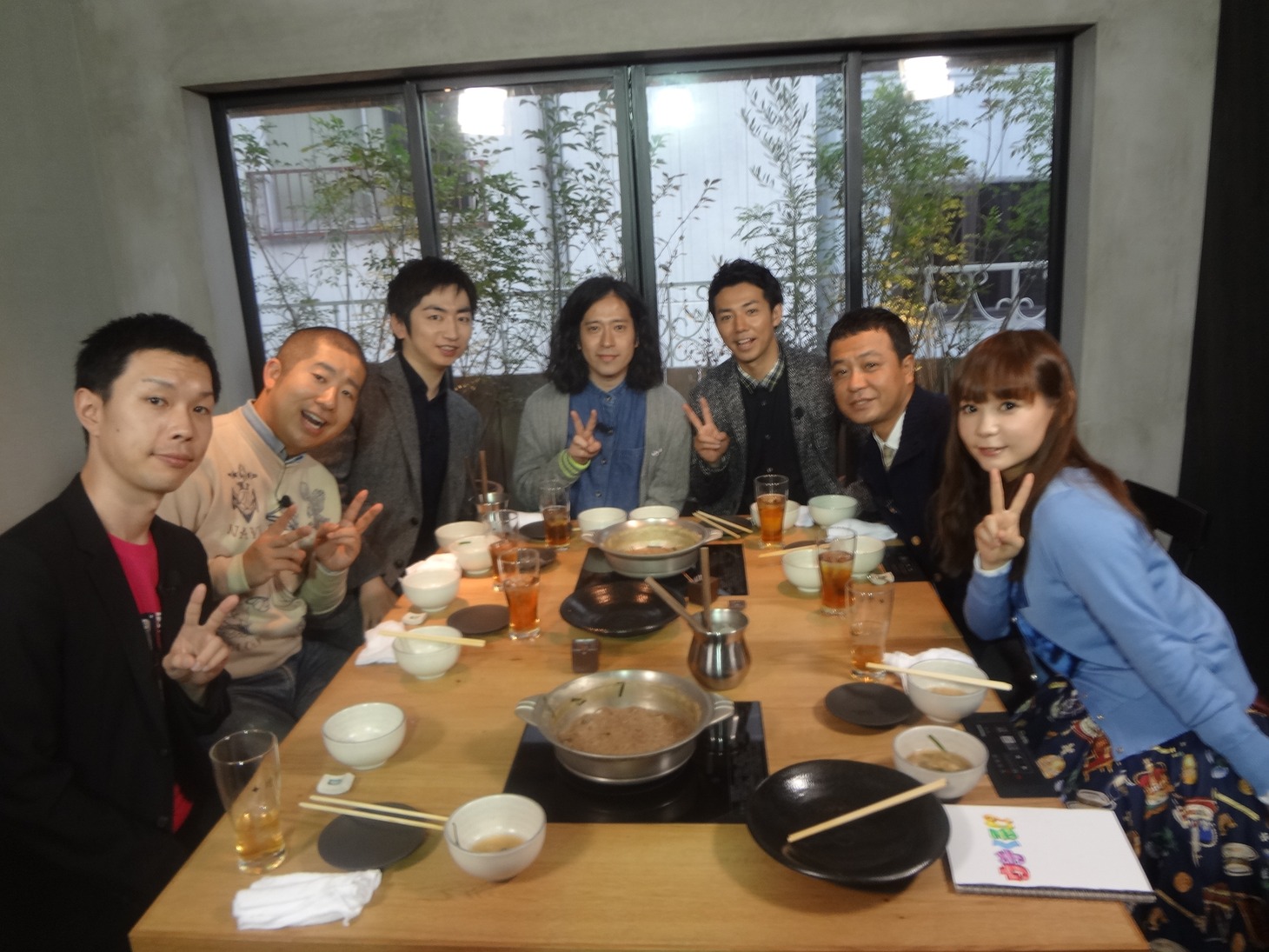 「ウチくる!?」に出演する（左から）ハライチ、羽田圭介、ピース、中山秀征、中川翔子。(c)フジテレビ