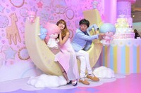 「Twinkleforever STUDIO」を体験する池田エライザとスピードワゴン小沢（左から）。