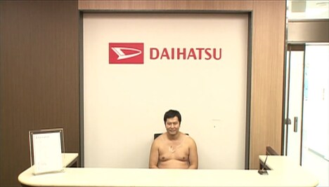 動画「とにかく明るい安村 ダイハツ宣伝大使」のワンシーン。