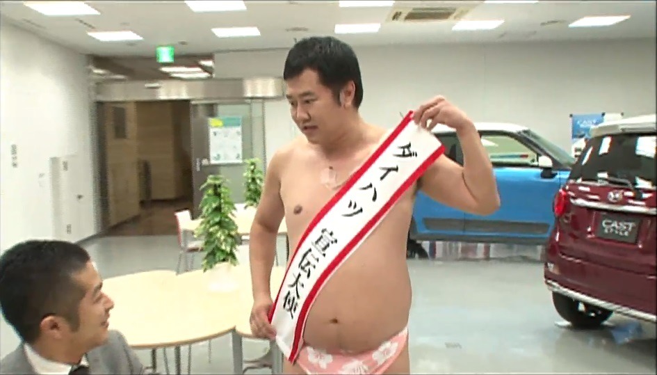 動画「とにかく明るい安村 ダイハツ宣伝大使」のワンシーン。